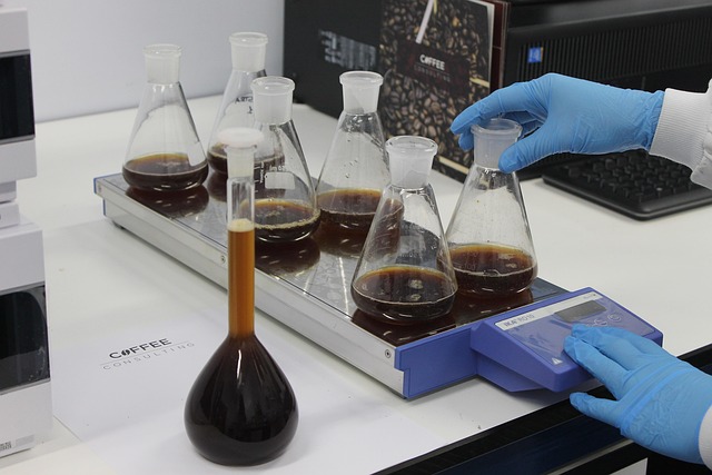 DMDEE雙嗎啉二乙基醚在水性聚氨酯分散體中的應用，促進快速固化和性能提升。